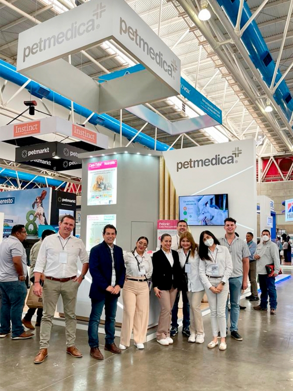 Equipo de Petmedica Mexico junto con el Dr. Umberto Calderón