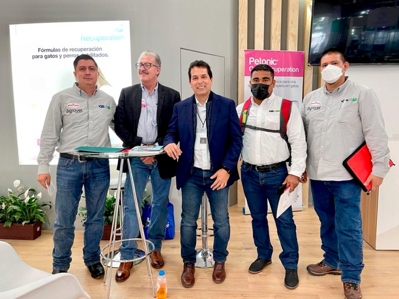 Dr Humberto en Mexico junto con el equipo de Agrovet en el congreso de León